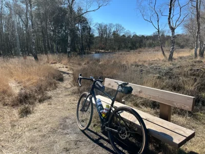 fiets bij meer.webp