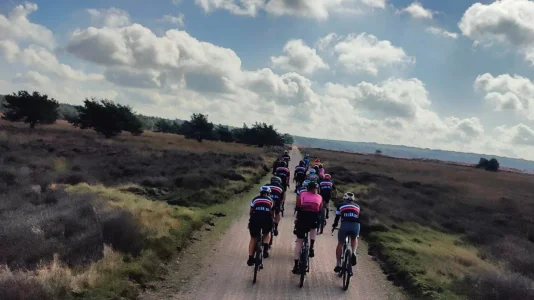 Grote Felua Cycling Clug groep op gravel.webp