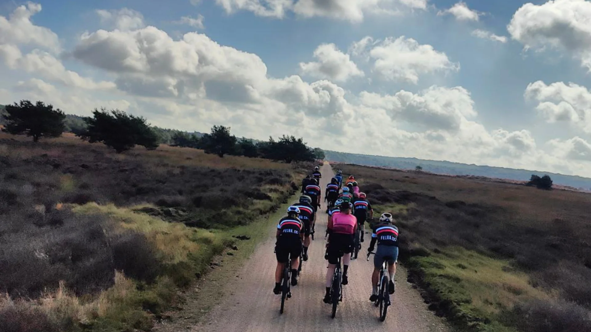 Grote Felua Cycling Clug groep op gravel.webp